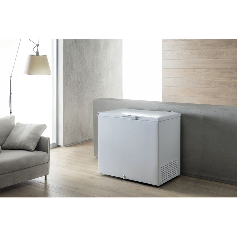 Whirlpool-Zamrażarka-Wolnostojące-WHS2121-Biel-Lifestyle-perspective
