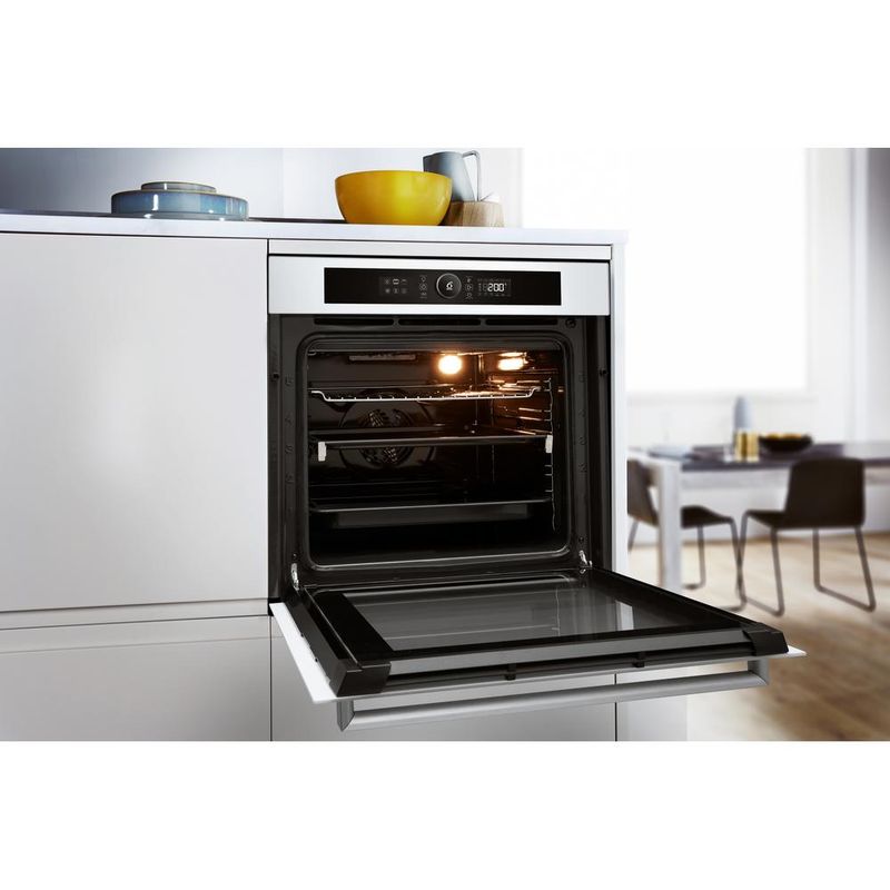 Whirlpool Piekarnik Do zabudowy OAKZ9 7921 CS WH Elektryczny A+ Lifestyle perspective open