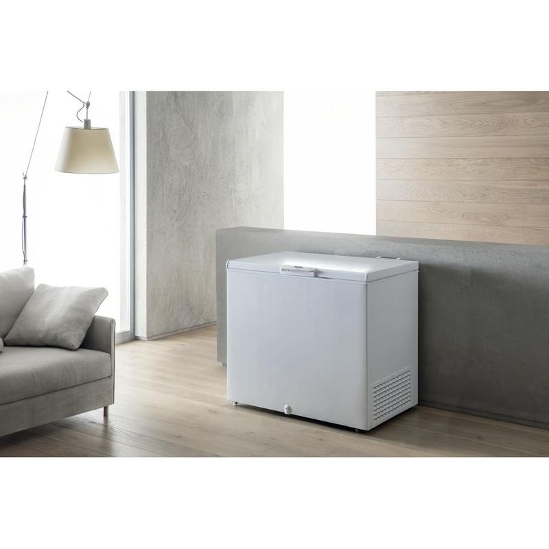 Whirlpool-Zamrażarka-Wolnostojące-WHS2121-Biel-Lifestyle-perspective