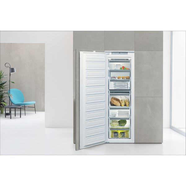 Whirlpool-Zamrażarka-Do-zabudowy-AFB-18401-Biel-Lifestyle-frontal-open