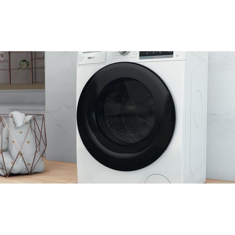 Whirlpool-Pralka-Wolnostojące-W7X-W845WB-EE-Biel-Ładowany-od-frontu-B-Lifestyle-frontal-open