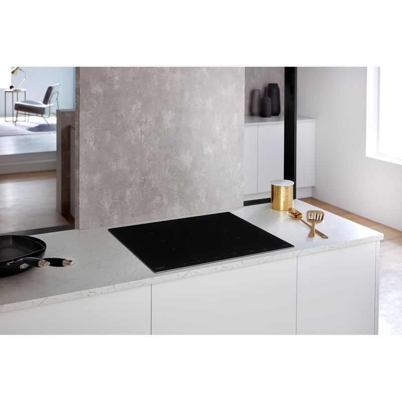 Whirlpool-Płyta-grzewcza-ACM-829-NE-Czarny-Induction-vitroceramic-Lifestyle-perspective