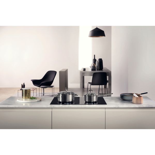 Whirlpool-Płyta-grzewcza-SMP-658C-BT-IXL-Czarny-Induction-vitroceramic-Lifestyle-frontal-top-down