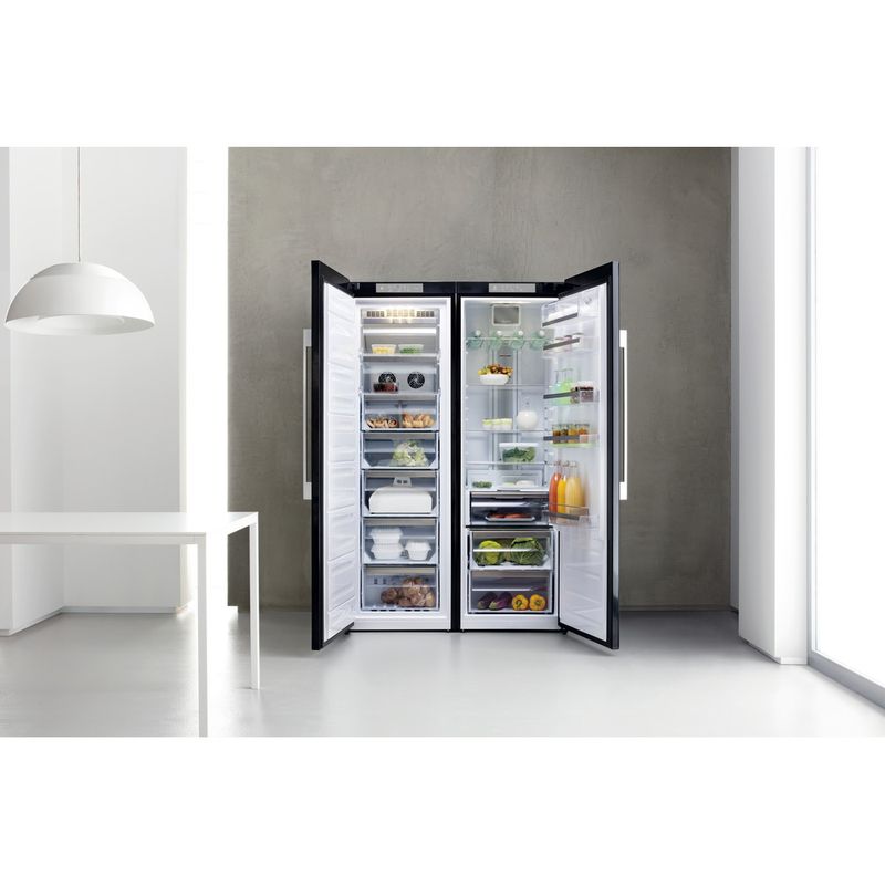 Whirlpool-Lodowka-Wolnostojące-SW8-AM2C-KAR-Czarny-Lifestyle-frontal-open