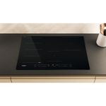 Whirlpool-Płyta-grzewcza-WF-S7977-CPNE-Czarny-Induction-vitroceramic-Lifestyle-frontal-top-down