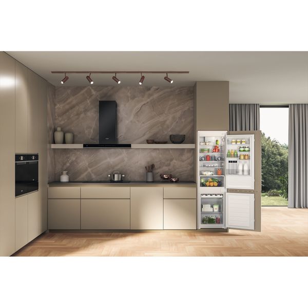 Whirlpool Lodówka z zamrażarką Do zabudowy WHC18D011B1 Biel Dwudrzwiow(y)a Lifestyle frontal open