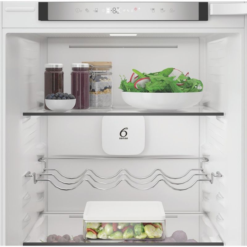 Whirlpool-Lodowka-z-zamrażarką-Do-zabudowy-WHK2-5293-B5E-Zinc-Metal-Dwudrzwiow-y-a-Lifestyle-detail