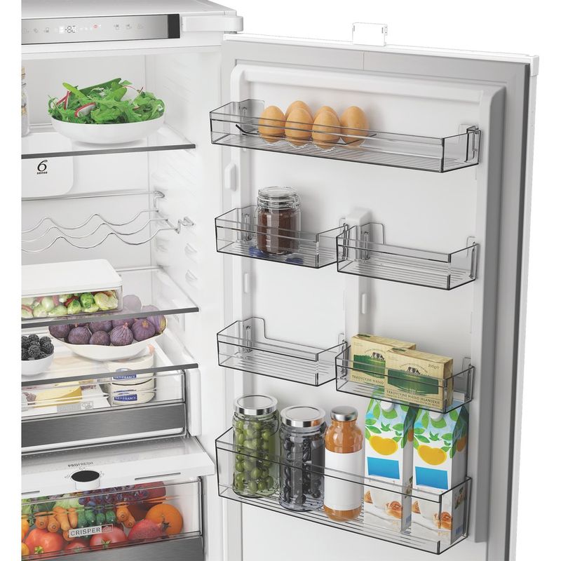 Whirlpool-Lodowka-z-zamrażarką-Do-zabudowy-WHK2-5292-B4E-Zinc-Metal-Dwudrzwiow-y-a-Lifestyle-detail