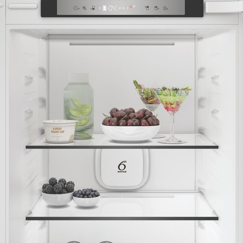 Whirlpool-Lodowka-z-zamrażarką-Do-zabudowy-WHK2-5322-B4E-Zinc-Metal-Dwudrzwiow-y-a-Lifestyle-frontal