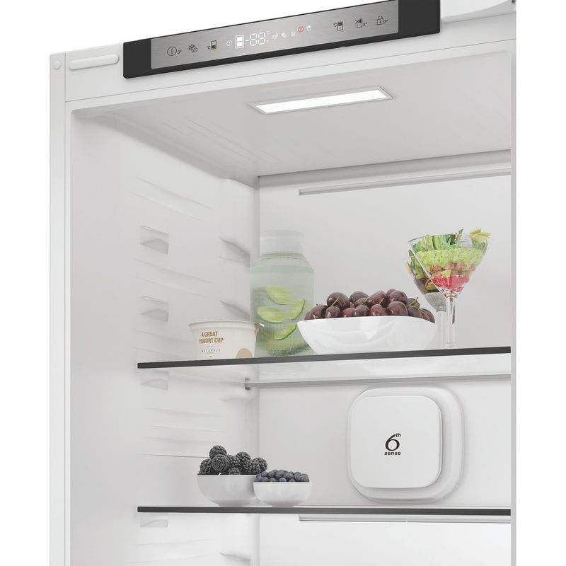 Whirlpool-Lodowka-z-zamrażarką-Do-zabudowy-WHK2-5322-B4E-Zinc-Metal-Dwudrzwiow-y-a-Lifestyle-perspective