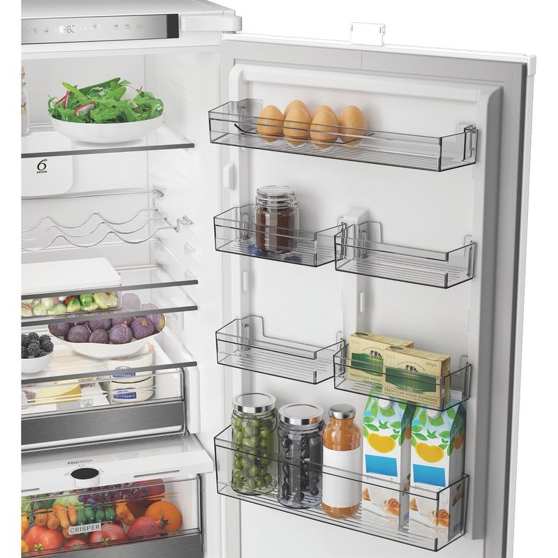 Whirlpool-Lodowka-z-zamrażarką-Do-zabudowy-WHK2-5292-B4E-Zinc-Metal-Dwudrzwiow-y-a-Lifestyle-detail