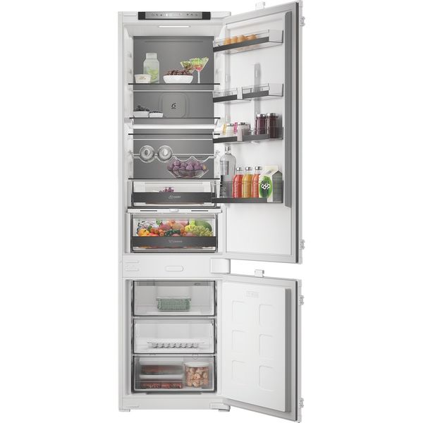 Whirlpool-Lodowka-z-zamrażarką-Do-zabudowy-WHK2-5323-B5E2-Zinc-Metal-Dwudrzwiow-y-a-Lifestyle-frontal-open
