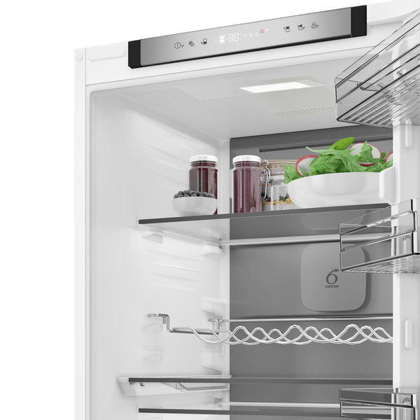 Whirlpool-Lodowka-z-zamrażarką-Do-zabudowy-WHK2-5294-B6E1-White---ARC-P1-Dwudrzwiow-y-a-Lifestyle-perspective