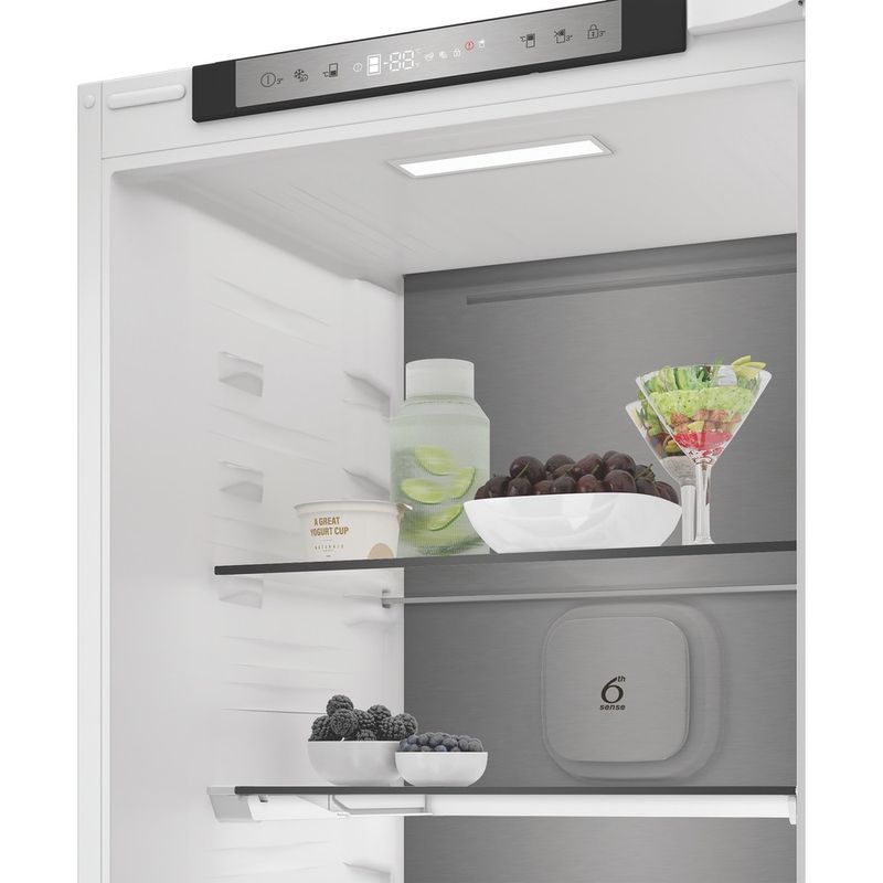 Whirlpool-Lodowka-z-zamrażarką-Do-zabudowy-WHK2-5323-B5E2-Zinc-Metal-Dwudrzwiow-y-a-Lifestyle-perspective