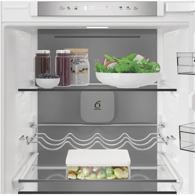 Whirlpool-Lodowka-z-zamrażarką-Do-zabudowy-WHK2-5293-B5E2-Zinc-Metal-Dwudrzwiow-y-a-Lifestyle-frontal