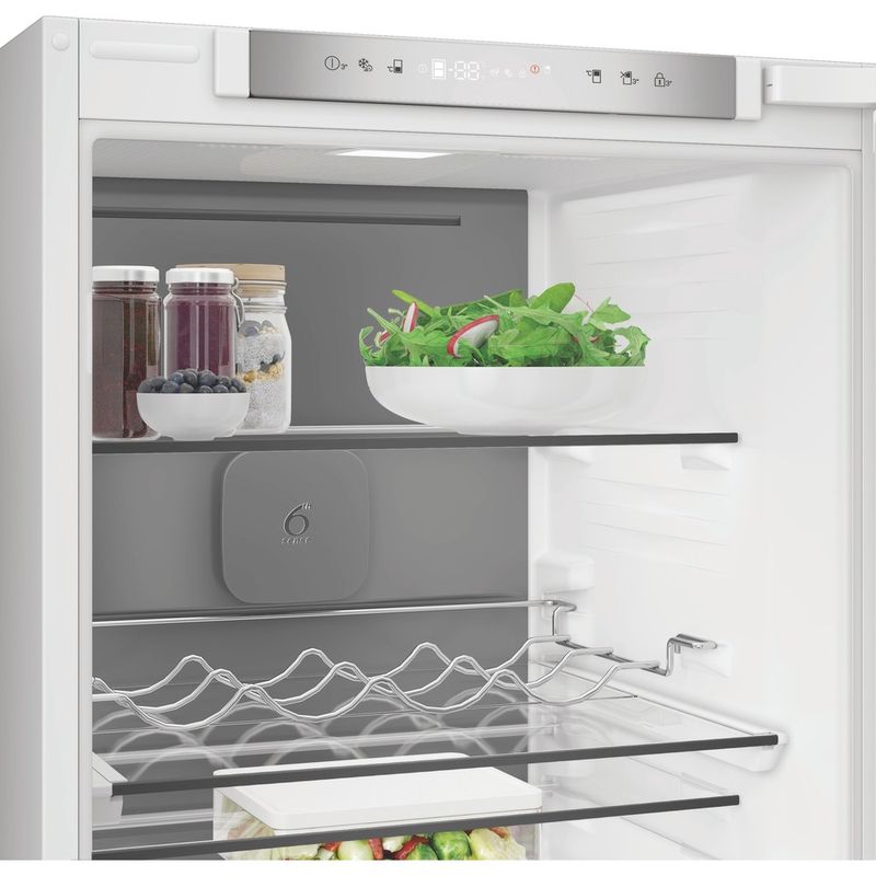 Whirlpool-Lodowka-z-zamrażarką-Do-zabudowy-WHK2-5293-B5E2-Zinc-Metal-Dwudrzwiow-y-a-Lifestyle-perspective