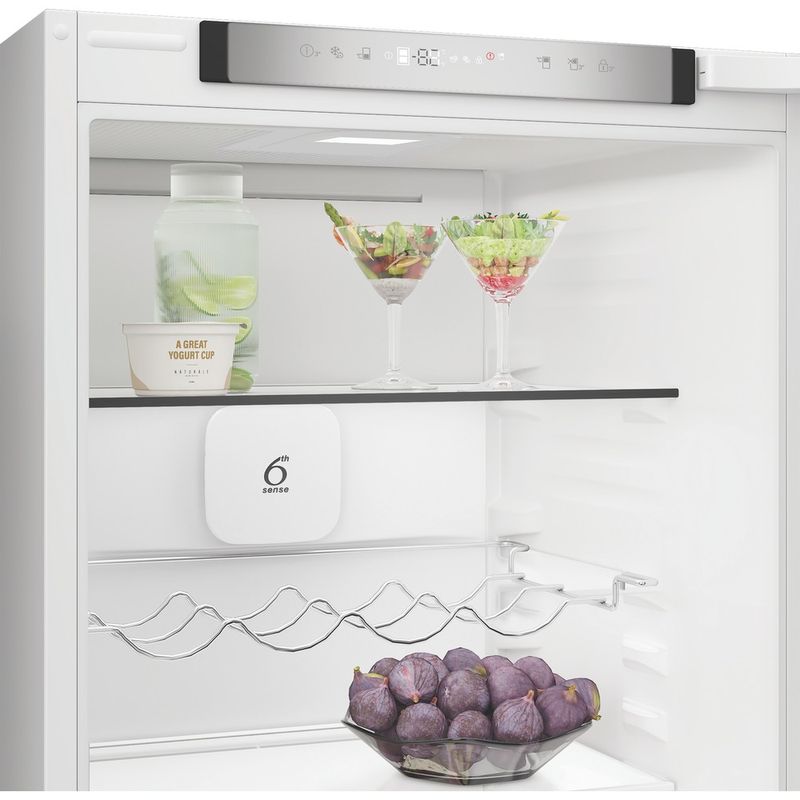Whirlpool-Lodowka-z-zamrażarką-Do-zabudowy-WHK2-5294-B7E1-White---ARC-P1-Dwudrzwiow-y-a-Lifestyle-perspective