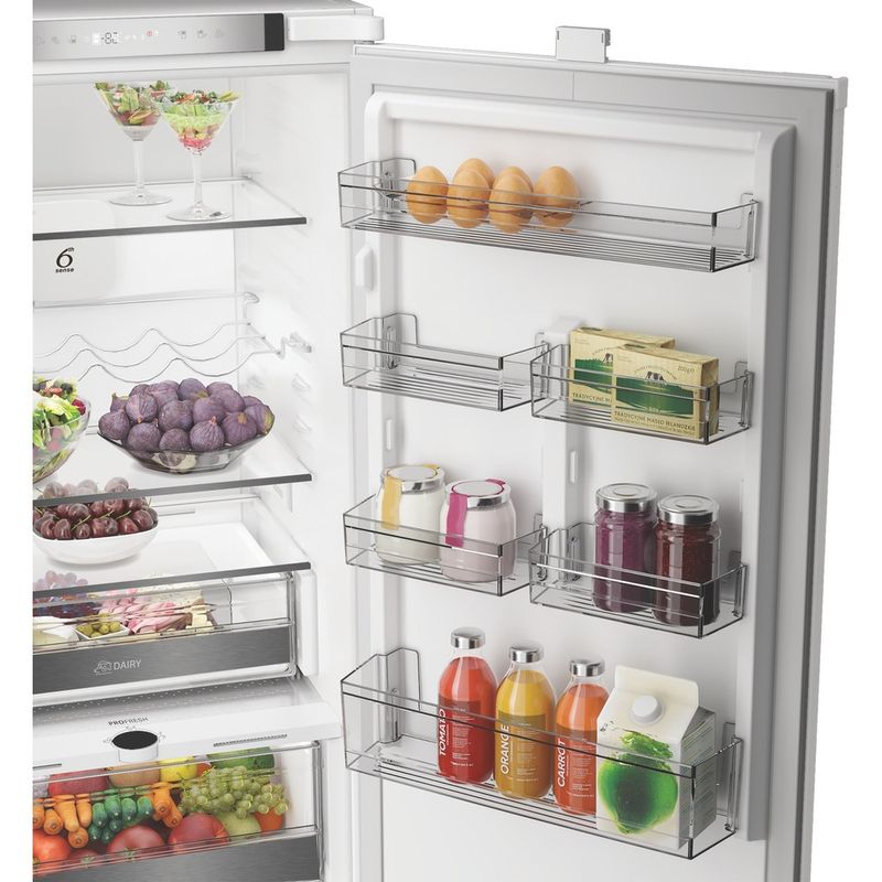 Whirlpool-Lodowka-z-zamrażarką-Do-zabudowy-WHK2-5294-B7E1-White---ARC-P1-Dwudrzwiow-y-a-Lifestyle-detail