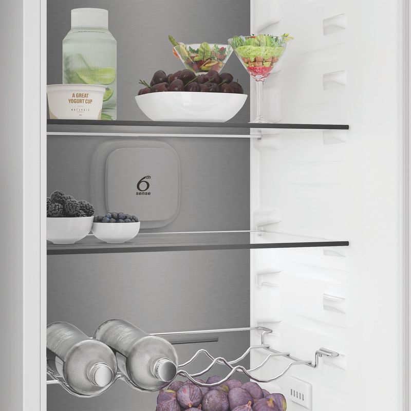 Whirlpool-Lodowka-z-zamrażarką-Do-zabudowy-WHK2-5323-B5E1-Zinc-Metal-Dwudrzwiow-y-a-Lifestyle-perspective
