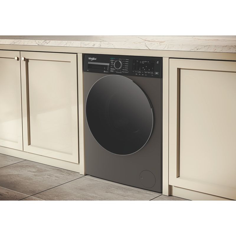 Whirlpool-Pralka-Wolnostojące-WAM-864GKBC-PL-Szary-Manhattan-Ładowany-od-frontu-A-Lifestyle-perspective