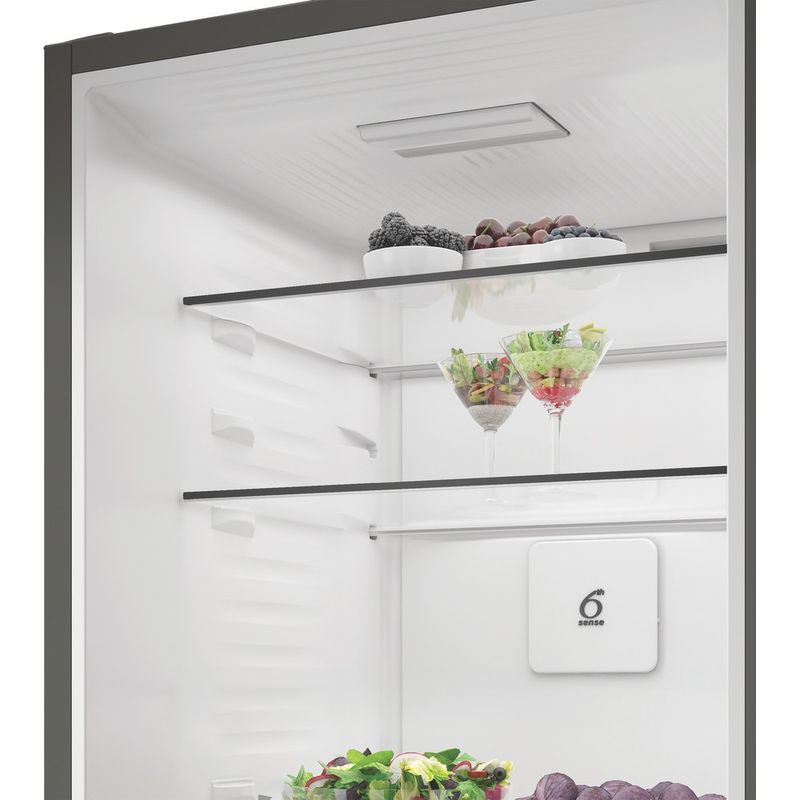 Whirlpool-Lodowka-z-zamrażarką-Wolnostojące-WHK-26412-XR5E-ARC-764-Manhattan-Gray-Dwudrzwiow-y-a-Lifestyle-perspective