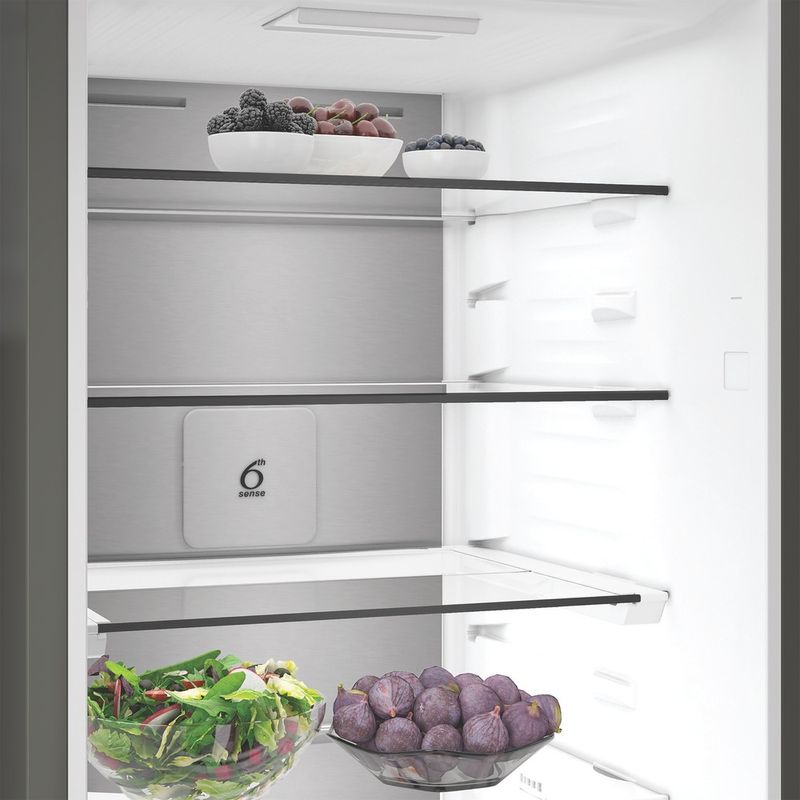 Whirlpool-Lodowka-z-zamrażarką-Wolnostojące-WHK-26414-XR7E-ARC-764-Manhattan-Gray-Dwudrzwiow-y-a-Lifestyle-perspective